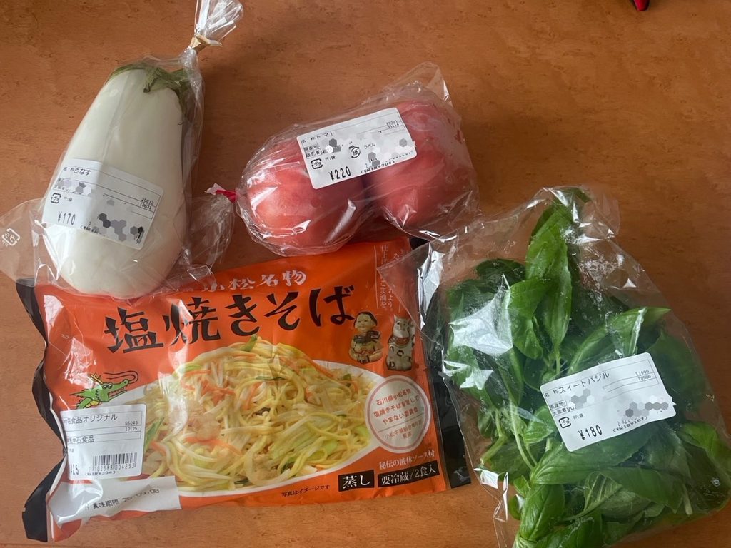 道の駅 こまつ木場潟で買ってきた白ナス、トマト、バジル、塩焼きそば