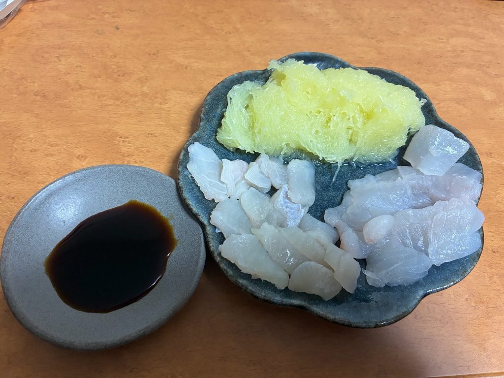 安宅漁港の港の直売所で購入したオコゼとレンコ鯛の刺身とそうめんカボチャをツマにした