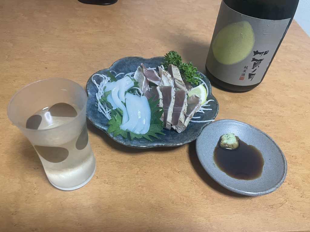 皿に盛り付けた鰤のたたきと赤いかの刺身