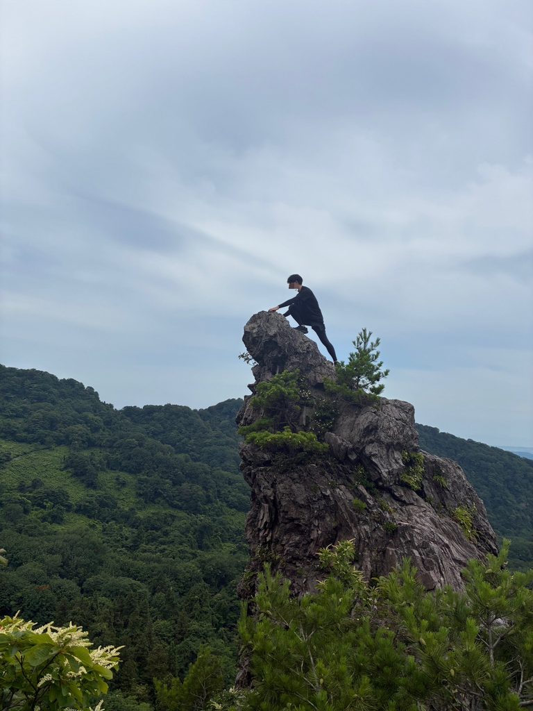 医王山トンビ岩